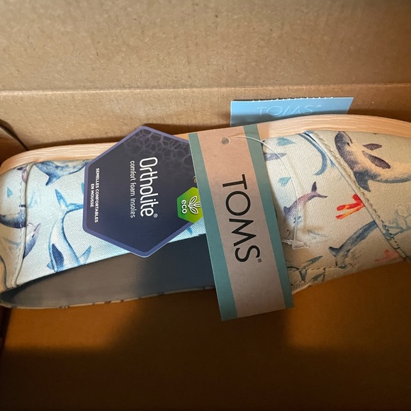 NWT Toms delicate blue, dolphin print, size 8 - Picture 7 of 8